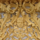  Detail aus freigelegtem Kapitell einer Fassade in Straubing